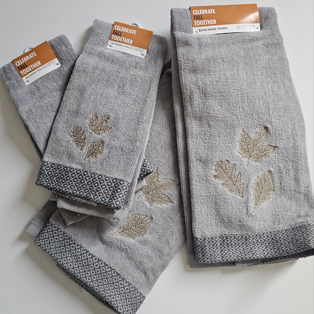 NWT Lot Of Fall Holiday Christmas Leaves 2 Hand Towels 2 Bath Fingertip Towels
